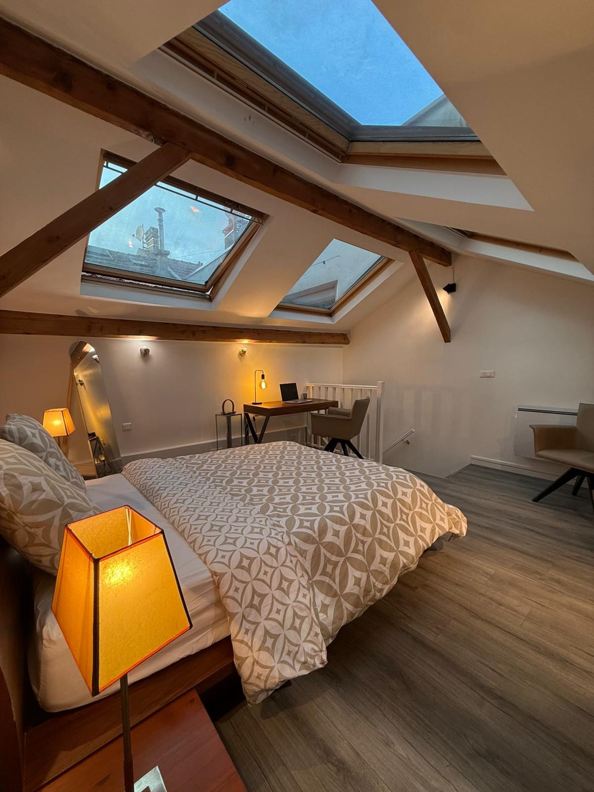 Chambre du Duplex Joséphine le soir