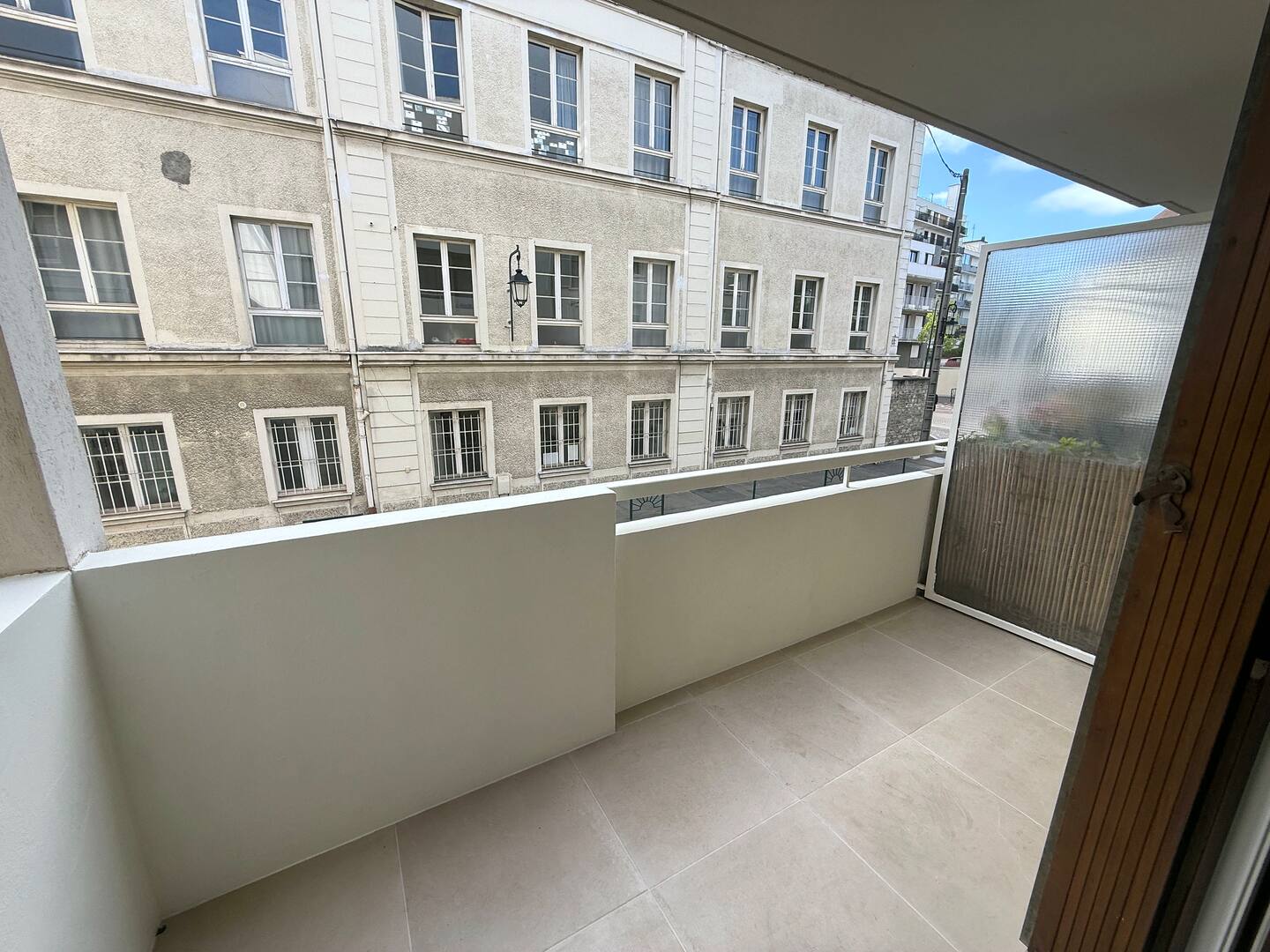 Balcon avec table et chaises