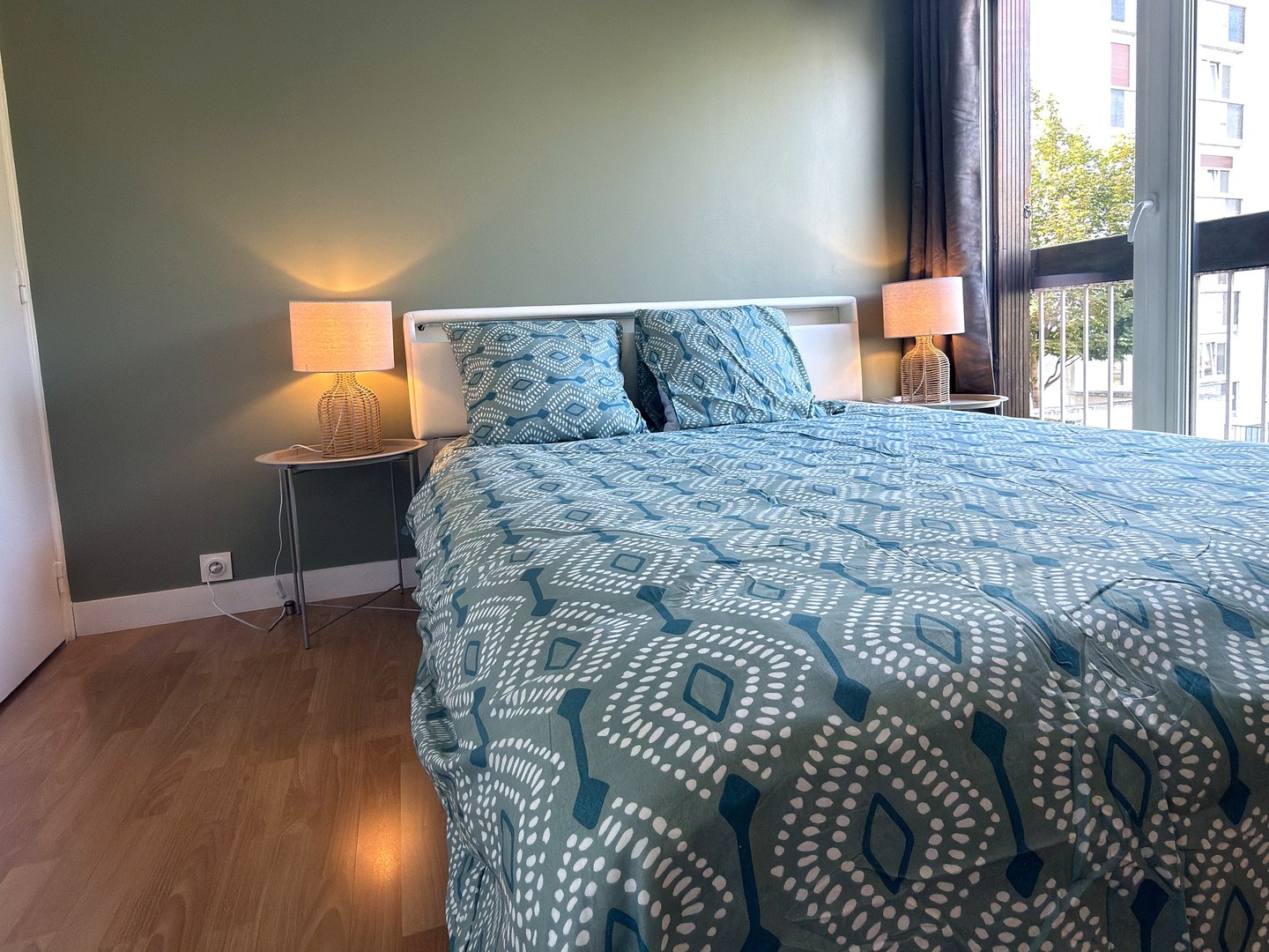 La chambre 1 le soir, lampes de chevet allumées
