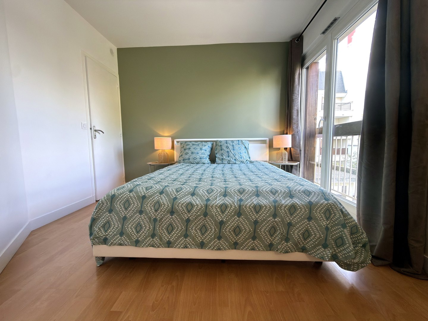 Chambre 1, mur vert sauge et lit queen