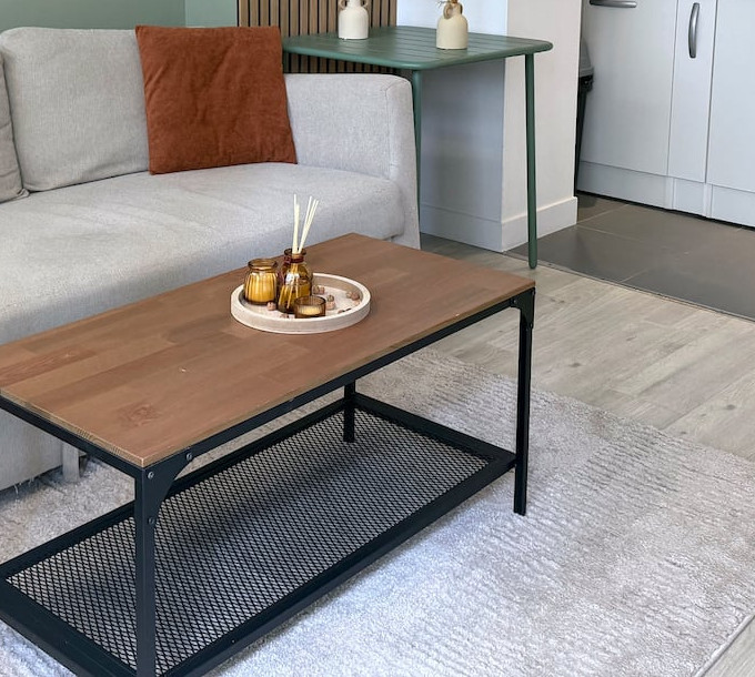 Ambiance cocooning au salon : plaid, bougies et diffuseur