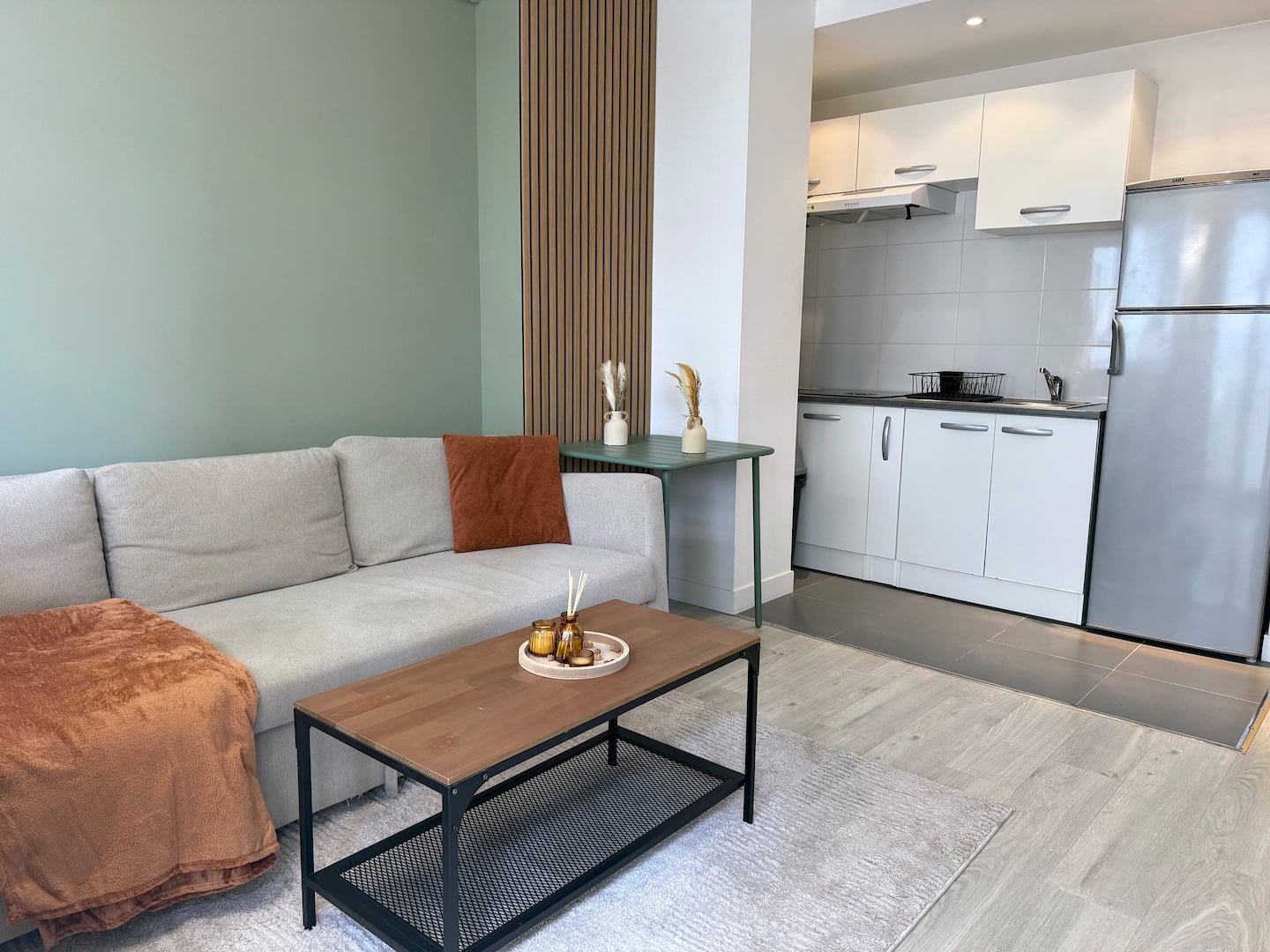 Coin salon et cuisine ouverte