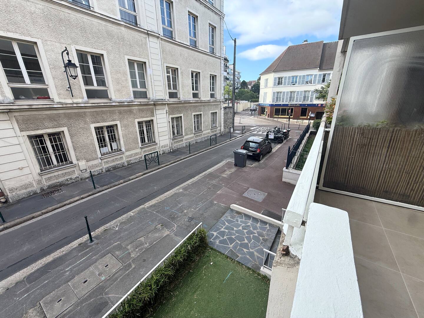 La vue depuis le balcon sur le centre-ville de Rueil